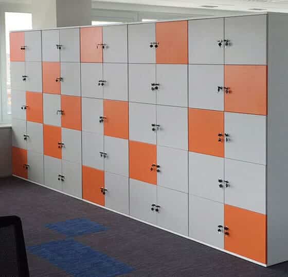 taquillas grises naranjas oficina