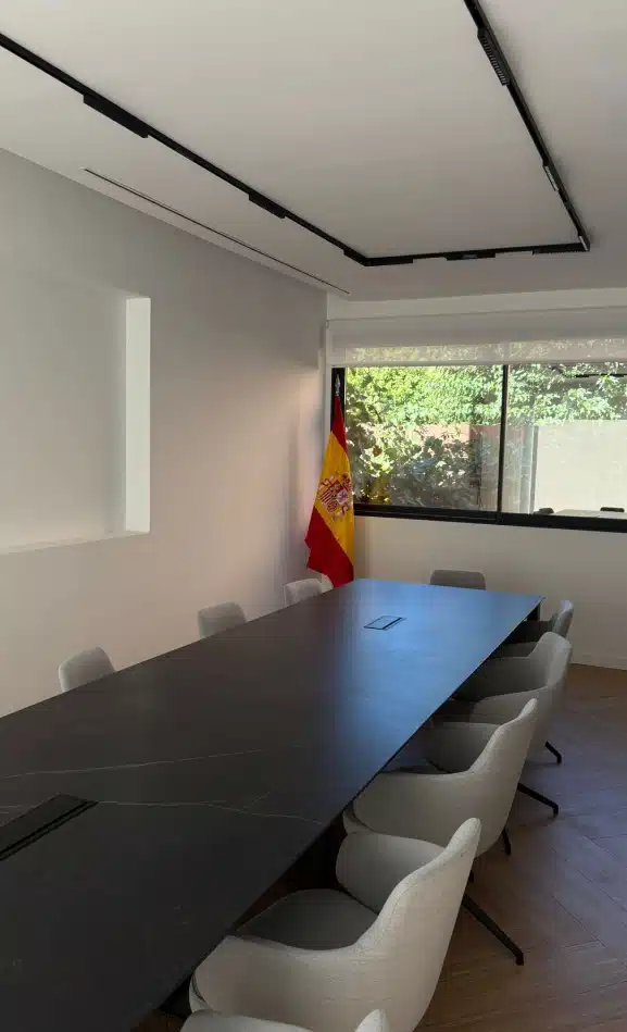 mesa de reuniones oscura