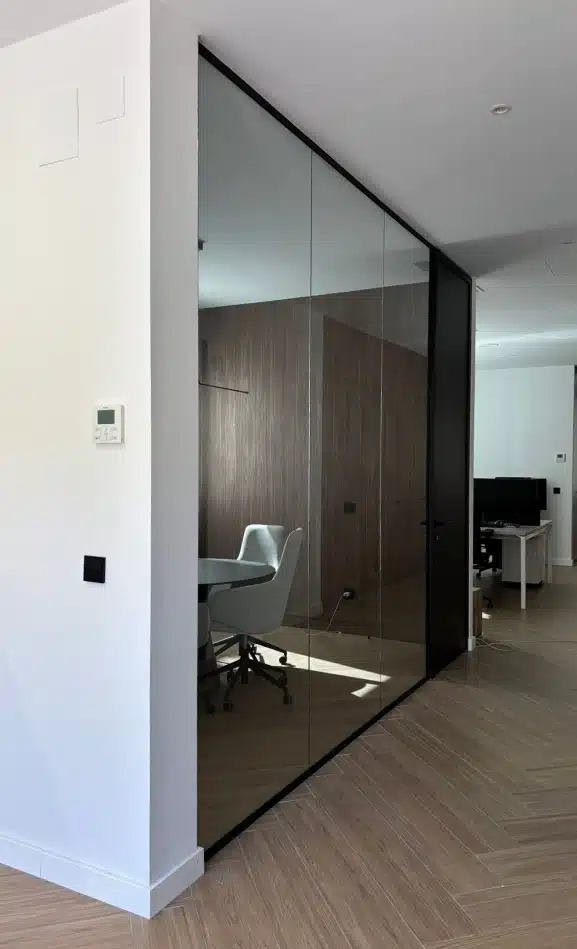sala con pared de cristal